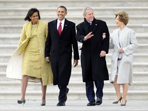 Barack Obama s novou prvn dmou USA Michelle Obama doprovz koncho prezidenta George Bushe s manelkou Laurou k helikopte, kterou Bushovi po Obamov inauguranm projevu odletli.