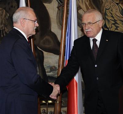 Prezident Václav Klaus (vpravo) a slovenský prezident Ivan Gaparovi po tiskové konferenci, která se konala 9. února v Praze po jejich spoleném setkání.