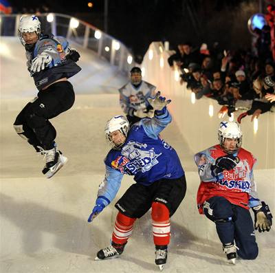 Cíl semifinálové jízdy bruslaského adrenalinového závodu Red Bull Crashed Ice, který se konal 7.února na praském Vyehrad