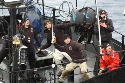 Ekologití aktivisté házejí dýmovnice na velrybáe