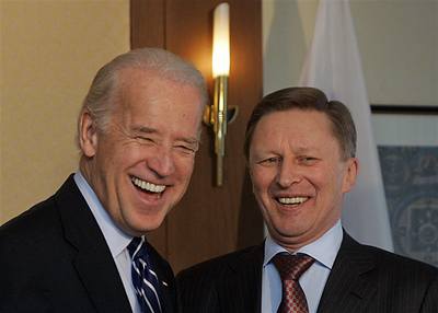 USA chtjí restartovat své vztahy s Ruskem. Vlevo americký viceprezident Joe Biden, vpravo ruský vicepremiér Sergej Ivanov pi dnením setkání na bezpenostní konferenci v Mnichov.