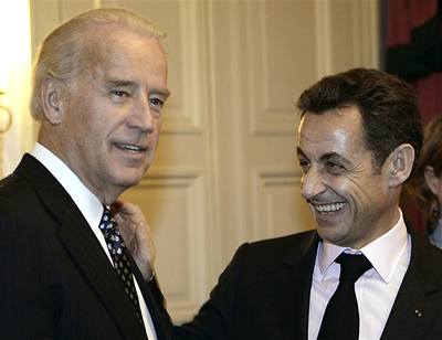 Amerika bude od Evropy ádat víc. Vlevo americký viceprezident Joe Biden, vpravo francouzský prezident Nicolas Sarkozy pi setkání na bezpenostní konferenci v Mnichov.