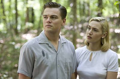 Výjimený pár. Leonardo DiCaprio a Kate Winsletová excelují coby manelé Wheelerovi, hledající východ z beznadjné prázdnoty. 