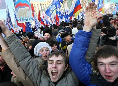 Provládní demonstranti v Moskv.
