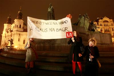 Transparenty, kter se objevily na manifestaci podporujc oiven debaty o stavb Nrodn knihovny podle nvrhu Jana Kaplickho, zdrazovaly odpor proti nzoru prezidenta Vclava Klause. Ten se veejn postavil proti realizaci projektu. 