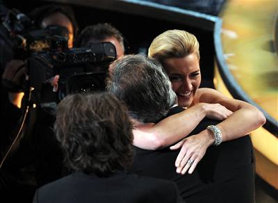 Kate Winslet objímá po vyhláení Oscar manela, reiséra Sama Mendese. 
