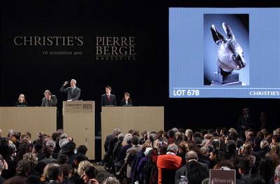 Pask aukce pedmt ze sbrky umn zesnulho mdnho nvrhe Yvesa Saint Laurenta.
