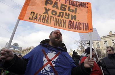 Demonstranti v Moskv ádali demisi Putinovy vlády