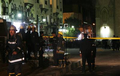 Egypttí policisté a hasii zajiují místo výbuchu bomby v Káhie. 