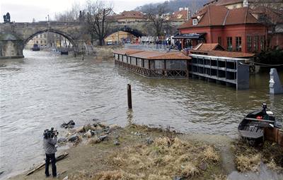 U Karlova mostu v Praze byla 6. bezna zavena protipovodová vrata na ertovce. Dopoledne dosáhne prtok vody ve Vltav prvního stupn povodové aktivity