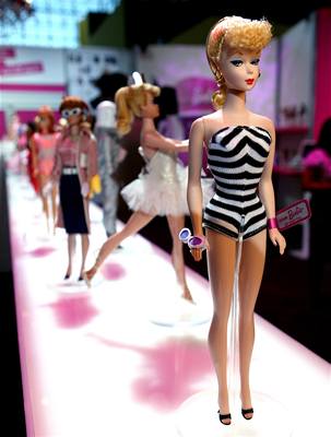 Panenka Barbie slav 50 let. Prvn Barbie nosila blonat vlasy staen do ohonu, ernobl pruhovan plavky, zlat nunice, slunen brle a mla lodiky. 