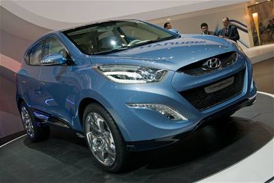 Hyundai ix-Onic je dramaticky tvarovanm pedobrazem pipravovanho nstupce modelu Tucson, kter ponese nov nzev ix35. Automobil s dlkou 4,4 metru se opt vce pibl osobnm vozm.