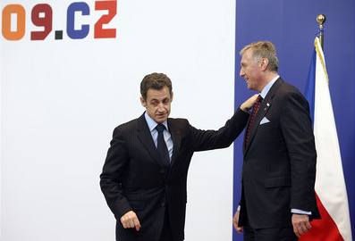 Francouzský prezident Nicolas Sarkozy spolu s eským premiérem Mirkem Topolánkem ped dnením mimoádným summitem, který svolala R.