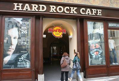 Podnik pro 600 lidí. Restaurace z etzce Hard Rock Cafe bude sídlit na Malém námstí v novorenesanním dom U Rotta. 