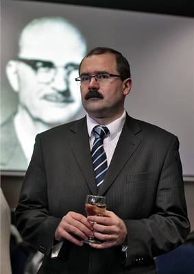 Portrét Ryszarda Siwiece, který je promítán za editelem Ústavu pro studium totalitních reim Pavlem ákem. Ten odhalili 13. února na ikov název ulice Siwiecova.