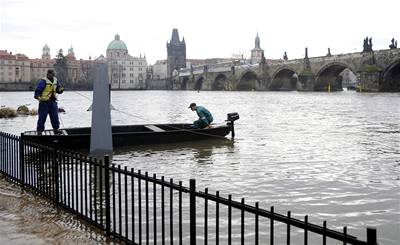 U Karlova mostu v Praze byla zavena protipovodová vrata na ertovce. Dopoledne dosáhne prtok vody ve Vltav prvního stupn povodové aktivity. ádné nebezpeí ale v souvislosti se záplavami v hlavním mst patrn nehrozí. 