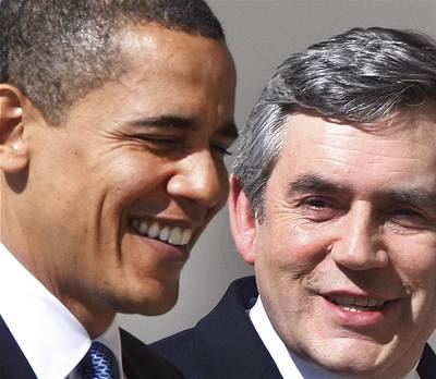 Barack Obama uvítal britského premiéra Gordona Browna v Bílém dom poátkem bezna. Kterým darem jej pekvapil, se neví. 