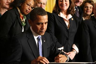 Barack Obama pi podpisu zruení zákazu státního financování výzkumu kmenových bunk. 