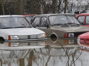 Zaplaven automobily na zahrad v obci hetick Lhota na Chrudimsku, kde se 5. bezna vylila z beh mstn eka Novohradka. 