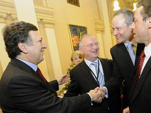 Pedseda Evropsk komise Jos Barroso (vlevo) se zdrav s eskm ministrem pro mstn rozvoj Cyrilem Svobodou (druh zprava). Druh zleva je pedseda Vboru region Luc Van den Brande, vpravo prask primtor Pavel Bm. 