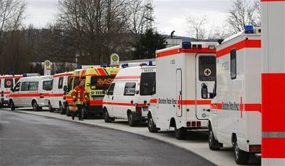 Sanitky stojící ped stední kolou v západonmeckém Winnendenu, kde neznámý útoník postílel nejmén deset lidí.