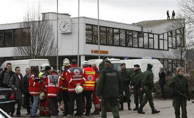 Policist a zchrani ped kolou Albertville v nmeckm Winnendenu, kde len stelec zabil nejmn deset lid.