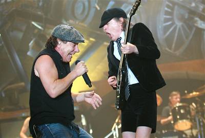 Zpvk Brian Johnson a kytarista Angus Young z australskch AC/DC pi koncertu v prask O2 Aren.