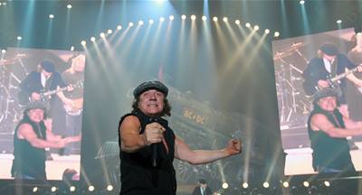 Zpvák Brian Johnson z australských AC/DC pi koncertu v praské O2 Aren.