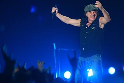Zpvk Brian Johnson z australskch AC/DC pi koncertu v prask O2 Aren. 
