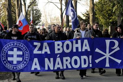 Slovenská policie rozehnala demonstraci nkolika stovek lidí, kteí se 14. bezna v Bratislav seli u píleitosti 70. výroí vzniku váleného slovenského státu. 
