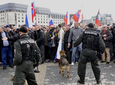 Slovensk policie rozehnala demonstraci nkolika stovek lid, kte se 14. bezna v Bratislav seli u pleitosti 70. vro vzniku vlenho slovenskho sttu. 