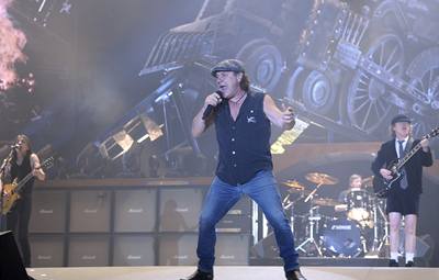 AC/DC pi koncert v Lipsku 5. bezna 2009.
