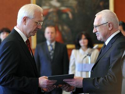 Prezident republiky Václav Klaus jmenoval 13. bezna na Praském hrad Jiího Drahoe (vlevo) novým pedsedou Akademie vd eské republiky. 