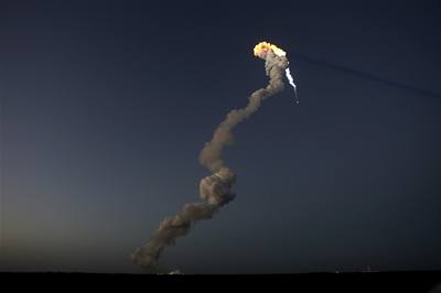 Start raketoplnu Discovery, kter zamil k Mezinrodn vesmrn stanici (ISS). 
