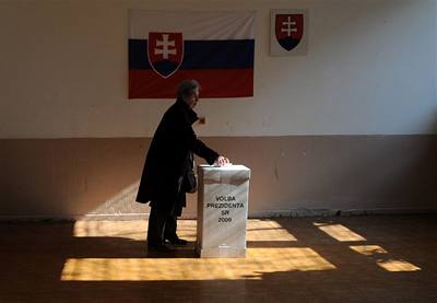 První kolo. ena pichází k urn ve volebním okrsku v Bratislav.