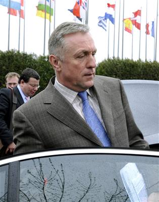 Premiér Mirek Topolánek po píletu do trasburku, kde se úastnil plenárního zasedání Evropského parlamentu.