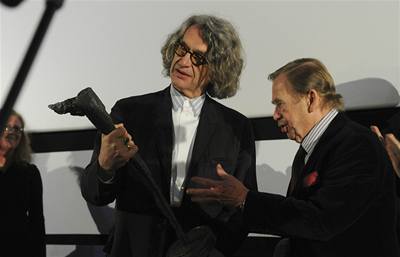 Wim Wenders v Praze. Z rukou Vclava Havla pevzal cenu Kristin za pnos eskmu filmovmu publiku.