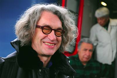 Wim Wenders v Praze. Z rukou Václava Havla pevzal cenu Kristián za pínos eskému filmovému publiku.