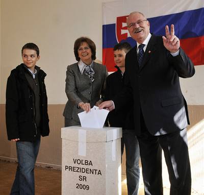 Úadující slovenský prezident Ivan Gaparovi dorazil 21. bezna do volební místnosti v jedné z bratislavských kol.