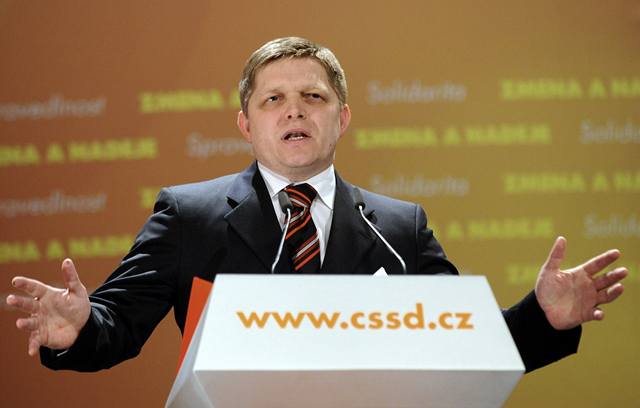 Slovenský premiér Robert Fico pednáí svj projev na sjezdu SSD. Mimo jiné uvedl, e je nutné bránit sociální stát a odmítat recepty pravice.