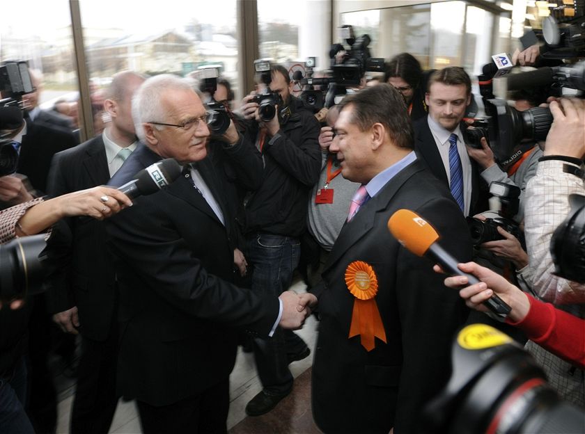 Pedseda SSD Jií Paroubek (vpravo) vítá prezidenta Václava Klause na sjezdu SSD, který zaal 20. bezna v Praze. 