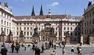 Pohled na první nádvoí Praského hradu (Matyáova brána) a ást Hradanského námstí v Praze ze stechy Arcibiskupského paláce.