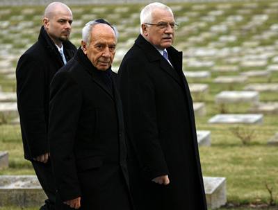 Izraelský prezident imon Peres v doprovodu eského prezidenta Václava Klause navtívil Památník Terezín.