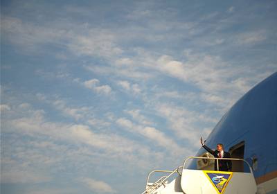 Americký prezident Barack Obama nastupuje do prezidentského speciálu Air Force One, se kterým piletí i do Prahy. 