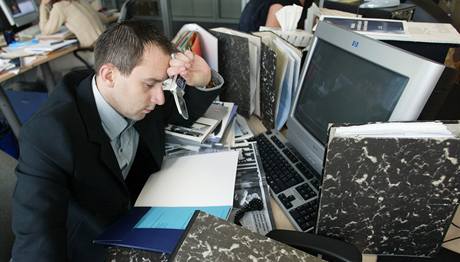 Kadý desátý v pondlí opomíjí pracovní úkoly kvli nahlíení na webovou stránku Facebook. Stres pichází v úterý