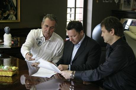 Jaromr Ltal (uprosted) podepisuje smlouvu - vlevo Viliam Sivek, po pravici Petr Bza.