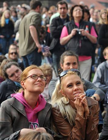 Tisíce lidí pily 5. dubna na Hradanské námstí v Praze, kde pednesl projev americký prezident Barack Obama. 