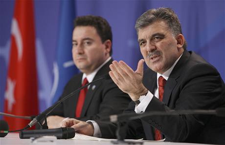 Turecký prezident Abdullah Gul s ministrem zahranií Ali Babacanem (vlevo) na summitu NATO.