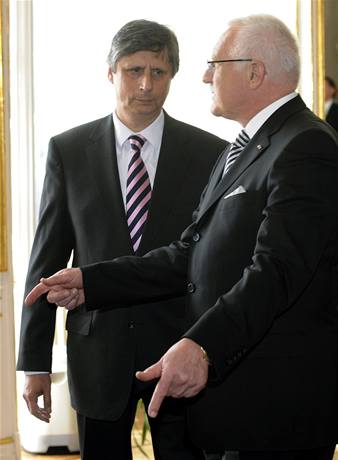 Prezident republiky Václav Klaus (vpravo) jmenoval Jana Fischera do funkce pedsedy vlády R. 