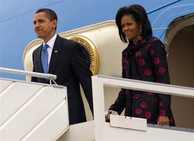 První dáma USA Michelle Obamová po boku svého manela - Baracka Obamy vystupuje z letadla ve trasburku, kde je nyní prezidentský pár na návtv. V Praze by mla podle informací LN navtívit idovské muzeum.